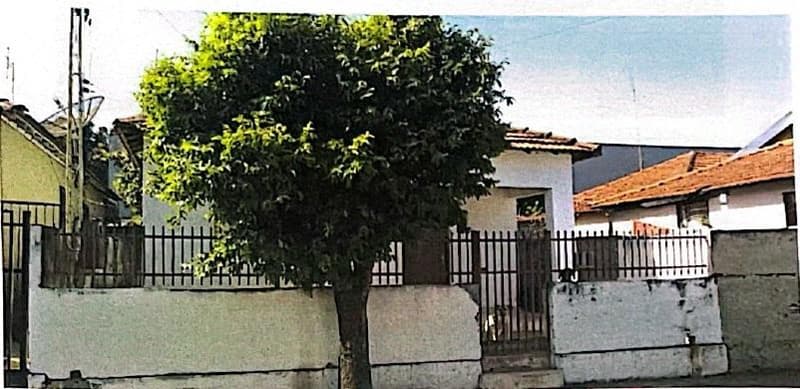 Casa em leilão em Urupês - SP — (77 m²) Remanescente do Imóvel Residencial, A.T. 217m², A.C. 90m², varanda