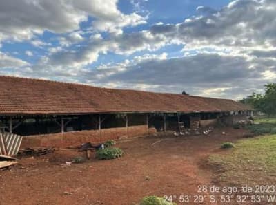 Foto 9 de 19: Area Rural em leilão em Cascavel - PR — Area de terras rural, medindo 18.964,00m², contendo um barracão com área de 820,00 m², silo para ração e poço artesiano.