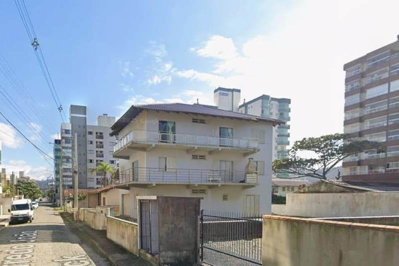 Foto 2 de 5: Casa em leilão em Navegantes - SC, bairro Gravatá — Casa, A.T. 210m², A.C. 419m², 3 pavimentos, Gravatá (poucos metros da praia)
