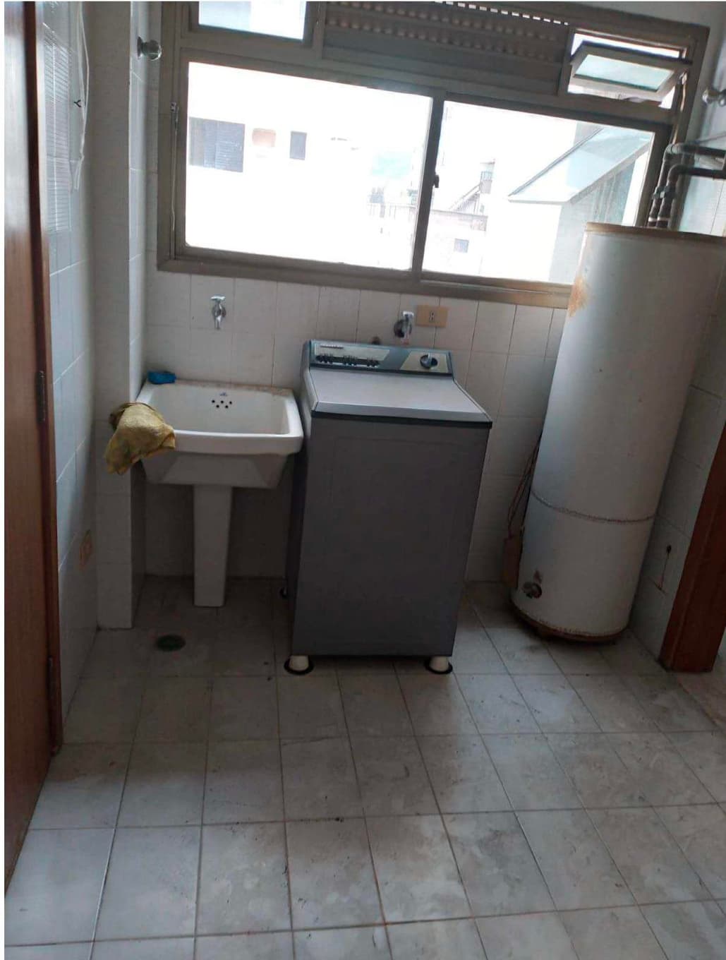 Foto 11 de 17: Apartamento em leilão em Guarujá - SP, bairro Enseada — APARTAMENTO Nº 42 (DUPLEX), localizado no 4º e 5º pavimento (COBERTURA) do EDIFÍCIO CAROLINE I - GUARUJÁ