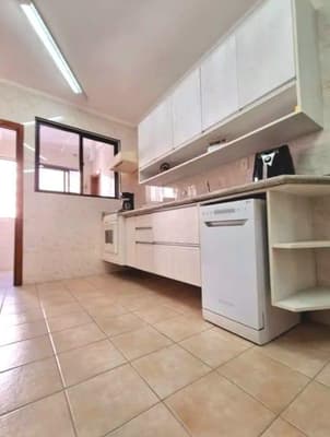 Foto 13 de 23: Apartamento em leilão em Santos - SP — Apartamento em Santos com 132m² e 02 vagas, apenas 80 metros da Praia José Menino