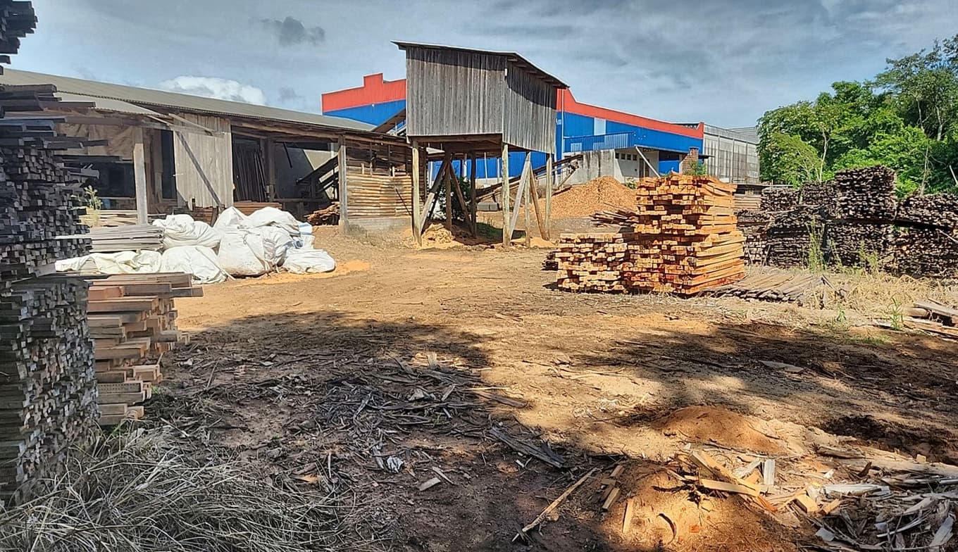 Foto 3 de 12: Comercial em leilão em Riqueza - SC — LOTE URBANO Nº 450, LOCALIZADO EM FRENTE PARA A RUA LINDOR JOSÉ POHLMANN, MUNICÍPIO DE RIQUEZA/SC, ÁREA DE 3.718,00 M², COM A EDIFICAÇÃO DE UM PAVILHÃO INDUSTRIAL