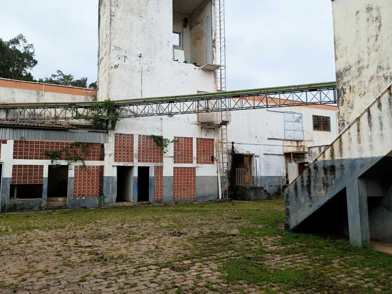 Foto 39 de 70: Area Rural em leilão em Amparo - SP, bairro Três Pontes — Imóvel Rural, A.T. 19ha, A.C. 7.362m², antigo abatedouro, galpões, casas, Três Pontes