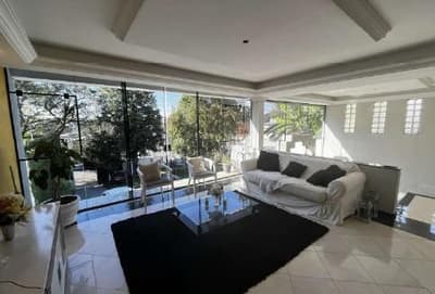 Foto 6 de 20: Casa em leilão em Curitiba - PR — Casa residencial com a área construída de 390m², área de terreno de 444m², situada na Rua Júlio Perneta, n° 431, Mercês - Curitiba/PR.