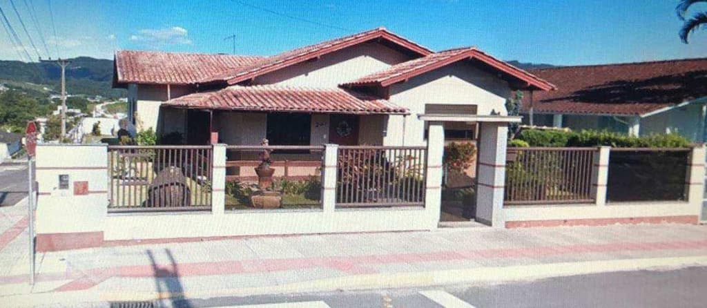 Terreno em leilão em São Ludgero - SC — Um terreno urbano, com casa térrea, com aproximadamente 140 m² de área construída, anexo ao mesmo terreno, outra edificação com aproximadamente 100 m²