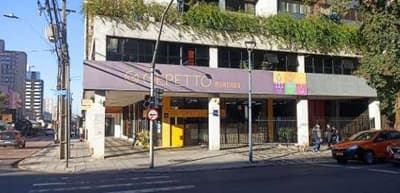 Comercial em leilão em Curitiba - PR — Loja Comercial do Edifício Biarritz, com área privativa de 437,71m². Localizada na Av. Sete de Setembro, 3891, Rebouças, Curitiba/PR.