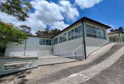 Foto 1 de 47: Casa em leilão em Santana De Parnaíba - SP — Chácara de alto padrão com 5 suítes e Área total de 5.381 m² | 43% abaixo da avaliação | Santana de Parnaíba/SP