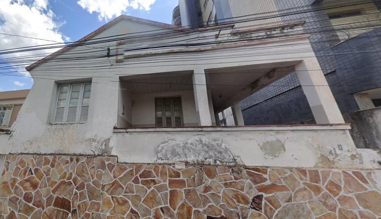 Foto 1 de 4: Casa em leilão em Pará De Minas - MG — Um imóvel com 548m², composto por uma casa, um depósito e dois barracões.
