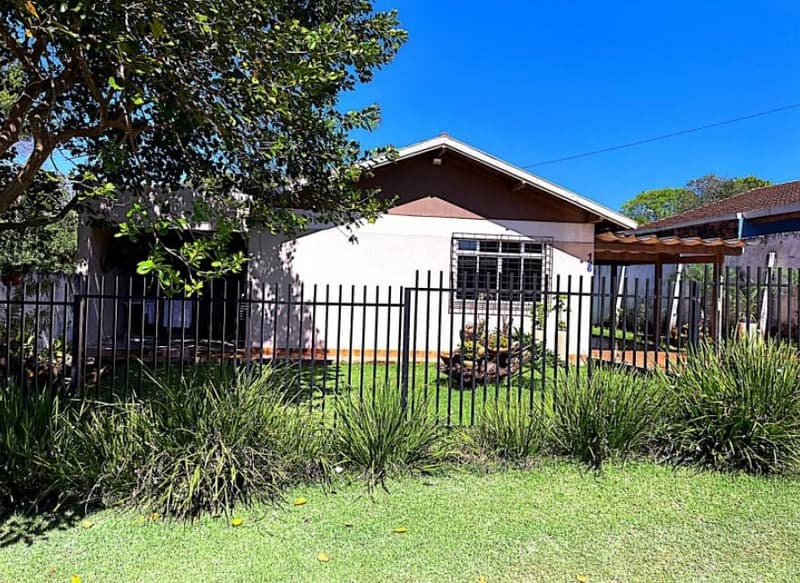 Casa em leilão em Capitão Leônidas Marques - PR — Casa com área de 86m², área total de terreno de 525m² - Capitão Leônidas Marques/PR