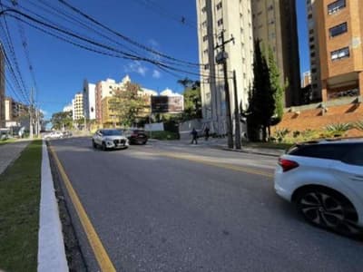Foto 4 de 9: Apartamento em leilão em Curitiba - PR, bairro Bigorrilho — Apartamento com área exclusiva de 85,80m², do Edifício Champagnat Regence, localizado no bairro Bigorrilho, Curitiba/PR