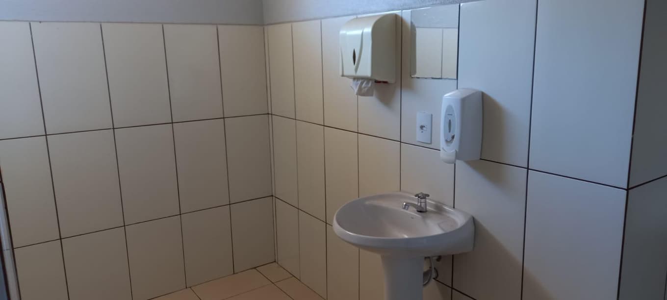 Foto 42 de 48: Casa em leilão em Cascavel - PR — Um imóvel urbano com uma área total de 4.086,86 m². Dividido em um barracão de frente e conjunto de barracões nos fundos.
