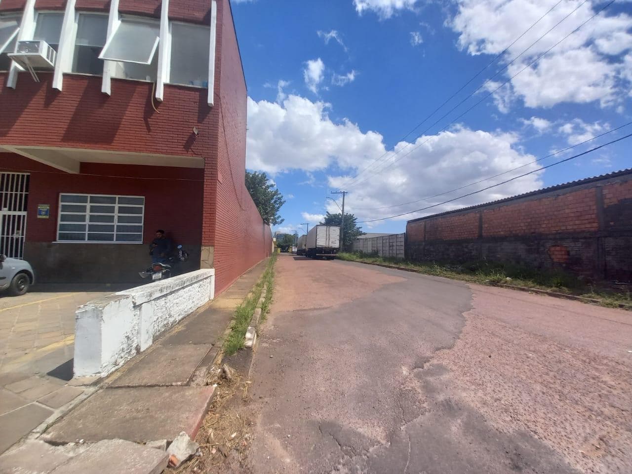Foto 5 de 51: Terreno em leilão em Porto Alegre - RS — IMÓVEL COM ÁREA DE TERRENO DE 3.770M2 E ÁREA CONSTRUÍDA DE 2.150M2, RUA DONA TEODORA, 1281 (ESQUINA COM RUA NELSON NILO FACHINELLI), FARRAPOS, PORTO ALEGRE/RS - Massa Falida de Pluma Conforto e Turismo