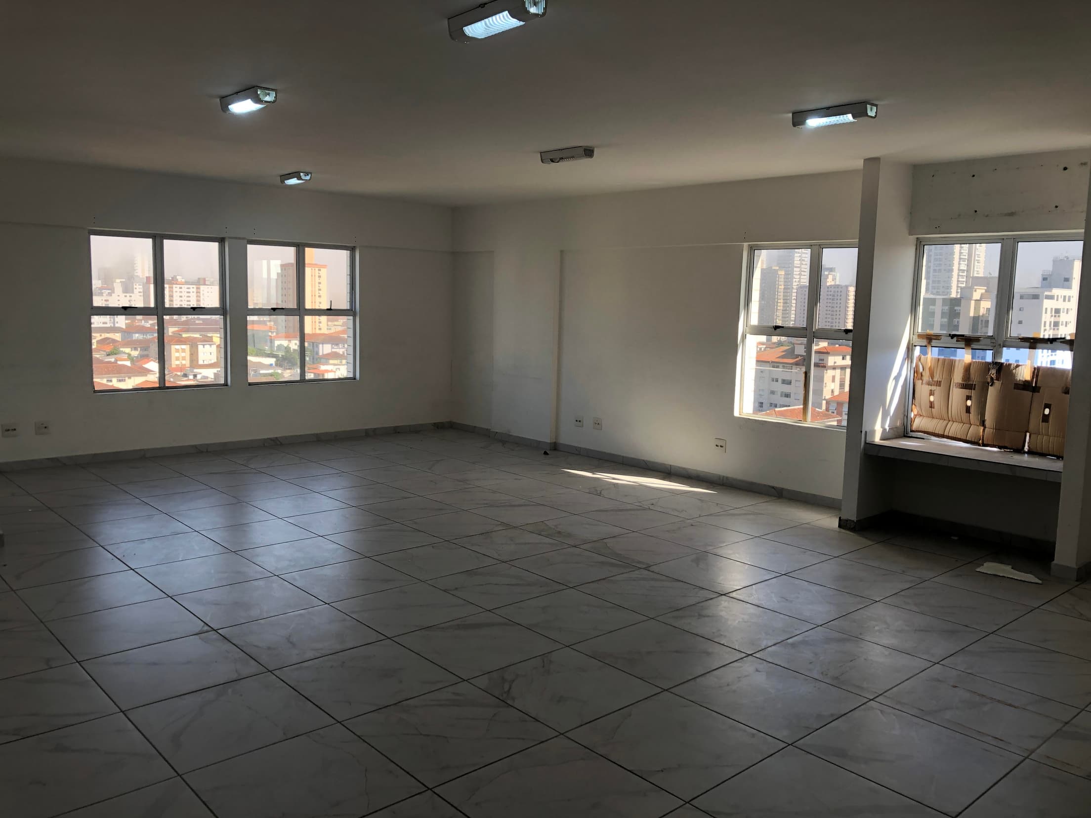 Foto 10 de 16: Comercial em leilão em Santos - SP, bairro Embaré — Sala Corporativa 116m² 1 vaga | Ed. Bandeirantes | Santos/SP | Av. Pedro Lessa: Amplo Espaço e Localização Estratégica no Embaré!