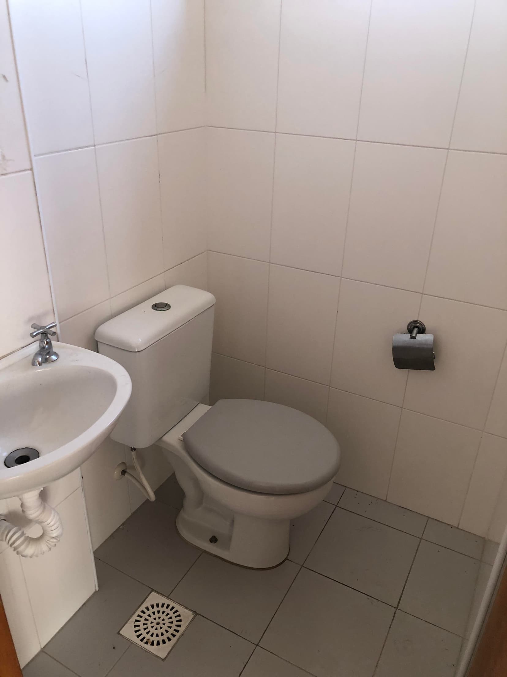 Foto 5 de 16: Comercial em leilão em Santos - SP, bairro Embaré — Sala Corporativa 116m² 1 vaga | Ed. Bandeirantes | Santos/SP | Av. Pedro Lessa: Amplo Espaço e Localização Estratégica no Embaré!