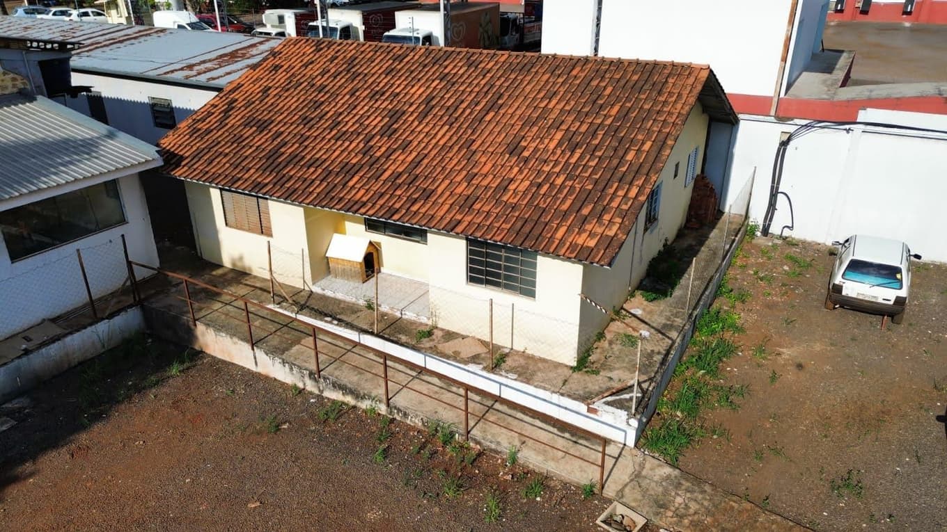 Foto 29 de 48: Casa em leilão em Cascavel - PR — Um imóvel urbano com uma área total de 4.086,86 m². Dividido em um barracão de frente e conjunto de barracões nos fundos.