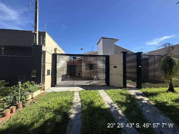 Foto 1 de 3: Casa em leilão em Votuporanga - SP, bairro Jardim dos Ypes — Casa 74,9m², 1 dormitório(s), 2 vaga(s) na garagem - JARDIM DOS YPES, VOTUPORANGA SP