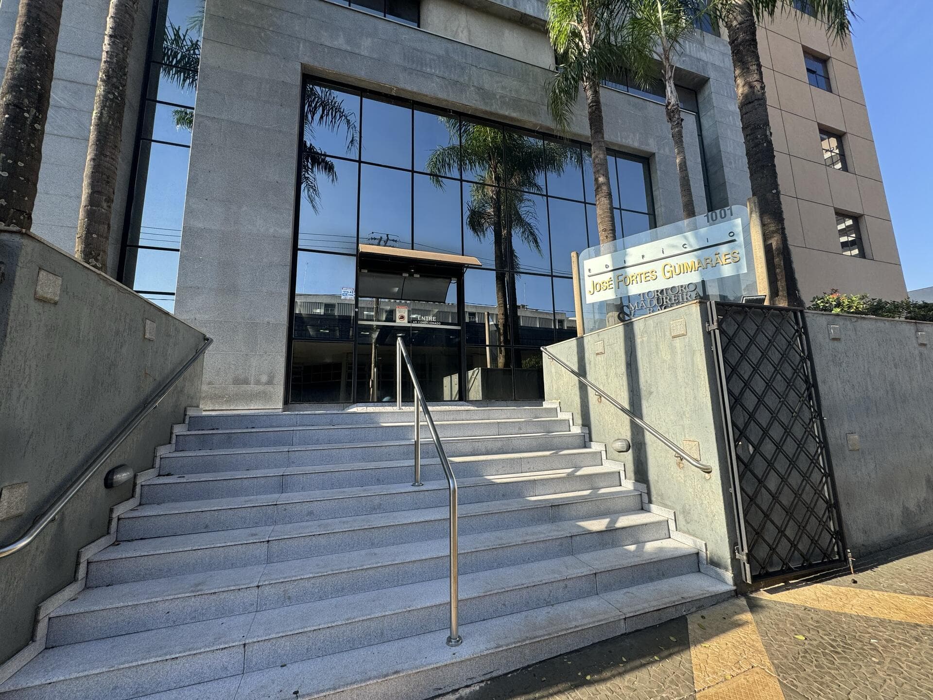 Foto 2 de 10: Comercial em leilão em Ribeirão Preto - SP, bairro Centro — Sala Comercial e Vaga de Garagem - Ribeirão Preto/SP