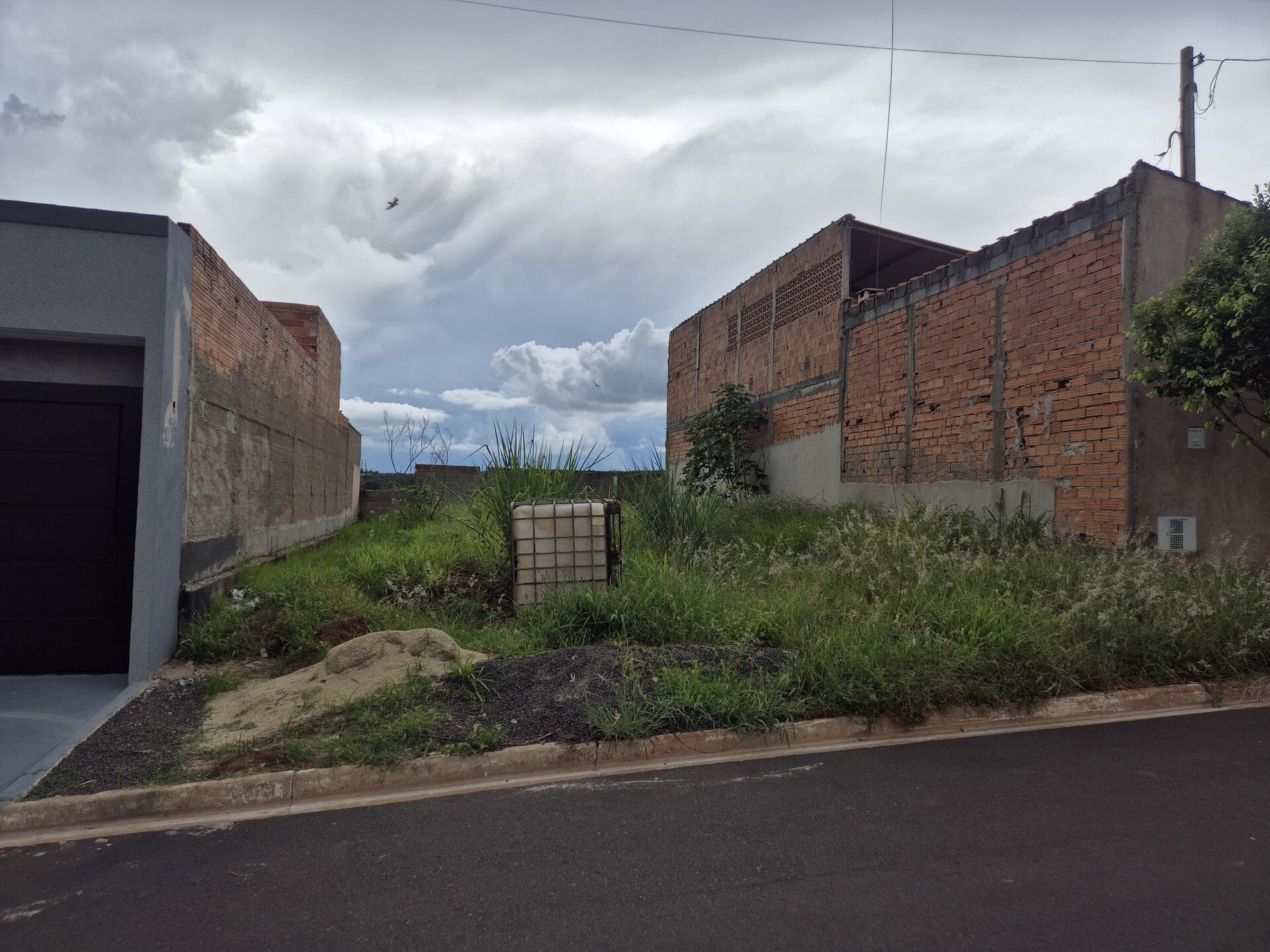 Foto 2 de 9: Terreno em leilão em Serra Azul - SP, bairro Jardim das Flores — Terreno s/benfeitorias, área 200m² - Serra Azul/SP