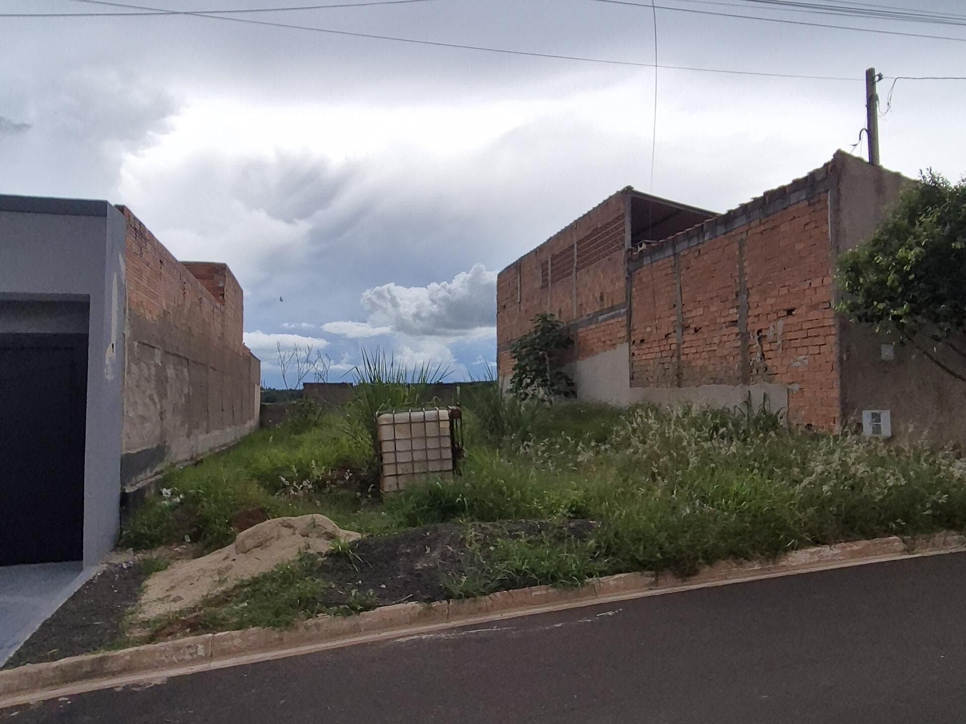 Foto 3 de 9: Terreno em leilão em Serra Azul - SP, bairro Jardim das Flores — Terreno s/benfeitorias, área 200m² - Serra Azul/SP