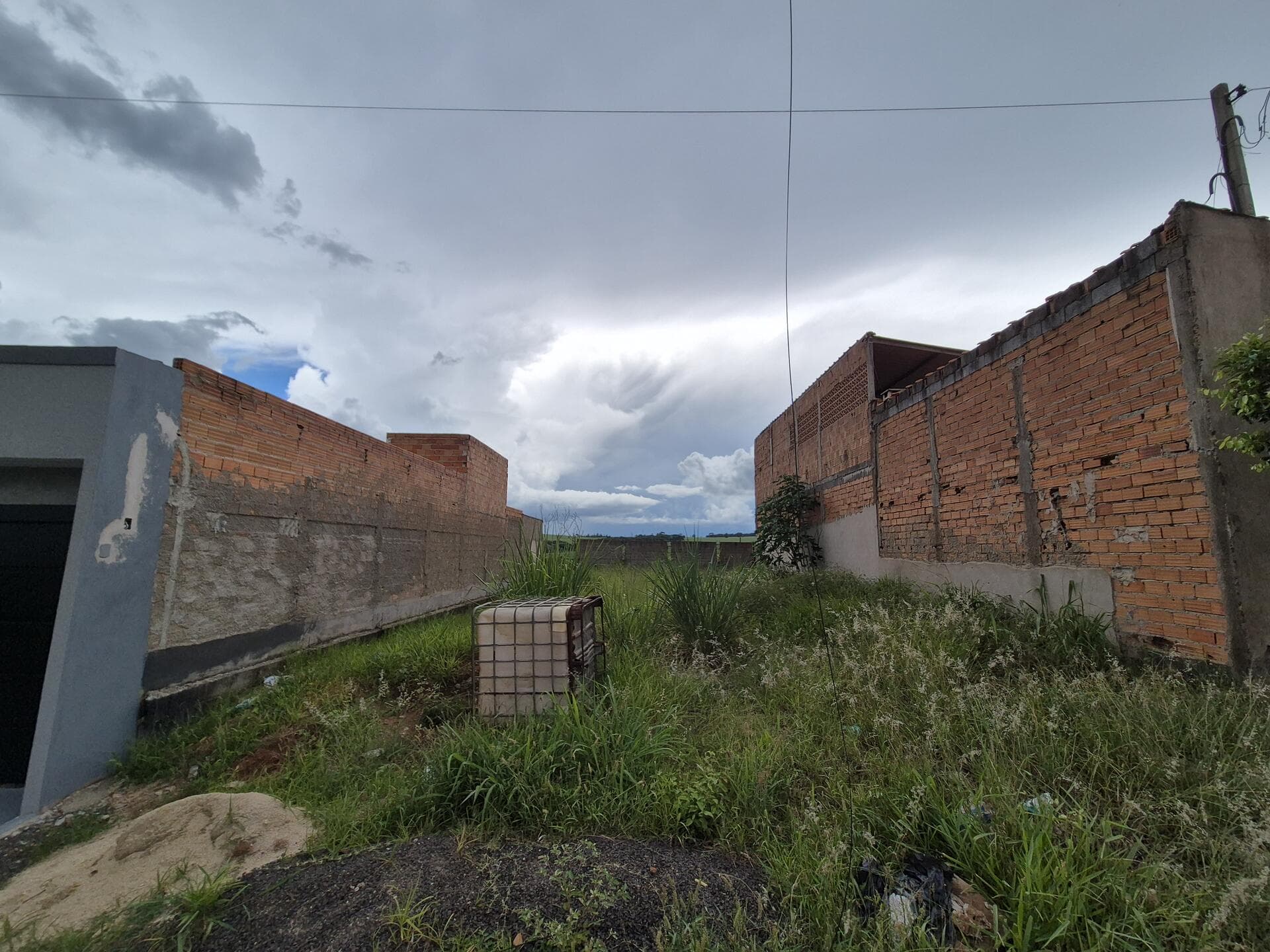 Foto 8 de 9: Terreno em leilão em Serra Azul - SP, bairro Jardim das Flores — Terreno s/benfeitorias, área 200m² - Serra Azul/SP