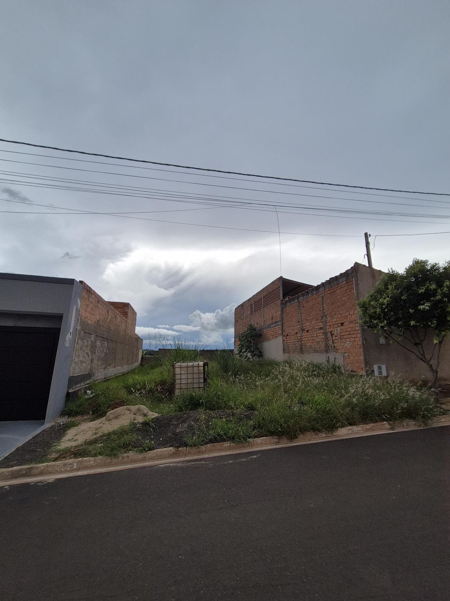 Foto 9 de 9: Terreno em leilão em Serra Azul - SP, bairro Jardim das Flores — Terreno s/benfeitorias, área 200m² - Serra Azul/SP