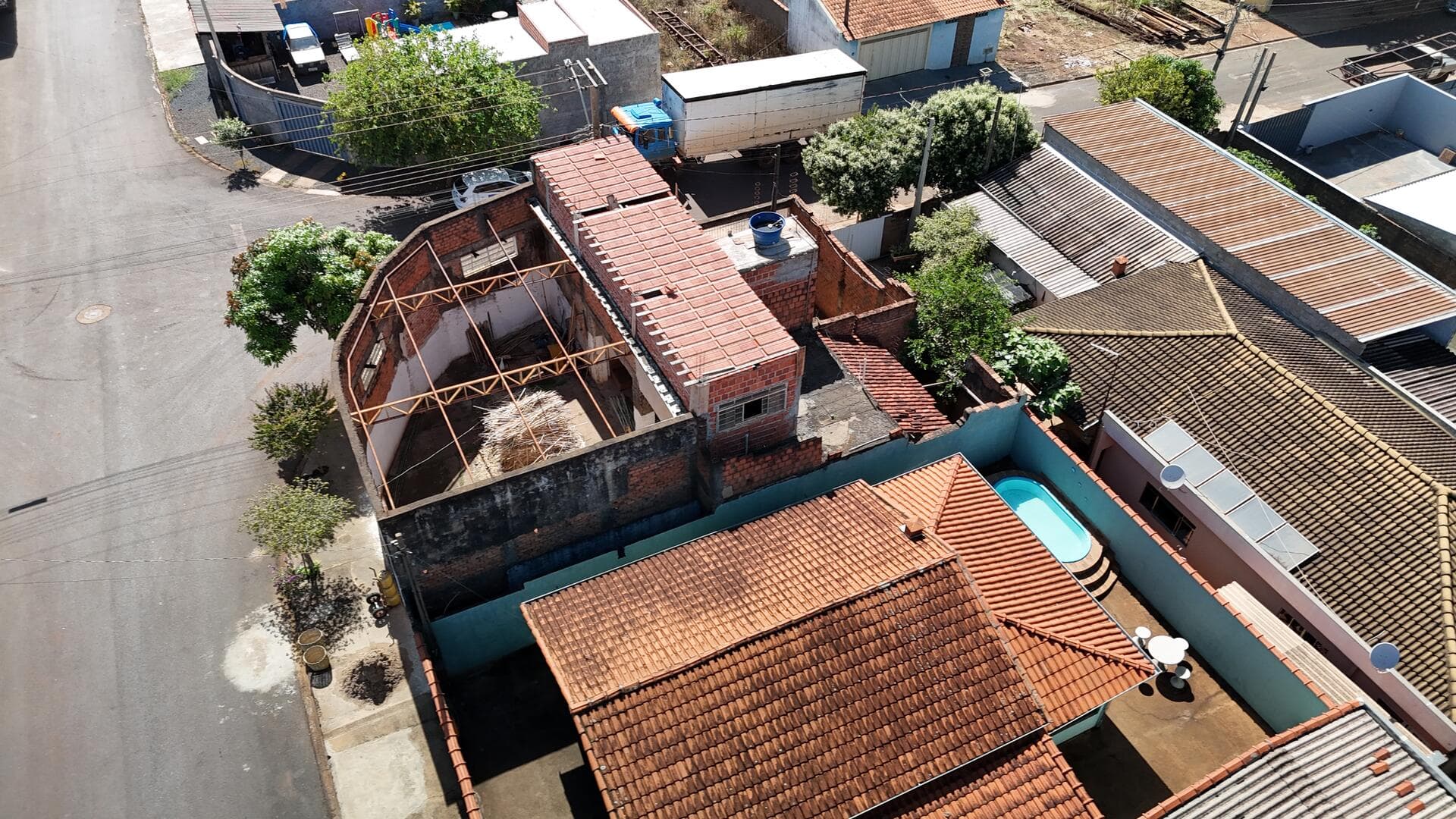 Foto 8 de 20: Comercial em leilão em Nuporanga - SP — Salão Comercial em ruínas, área 222,59m² - Nuporanga/SP