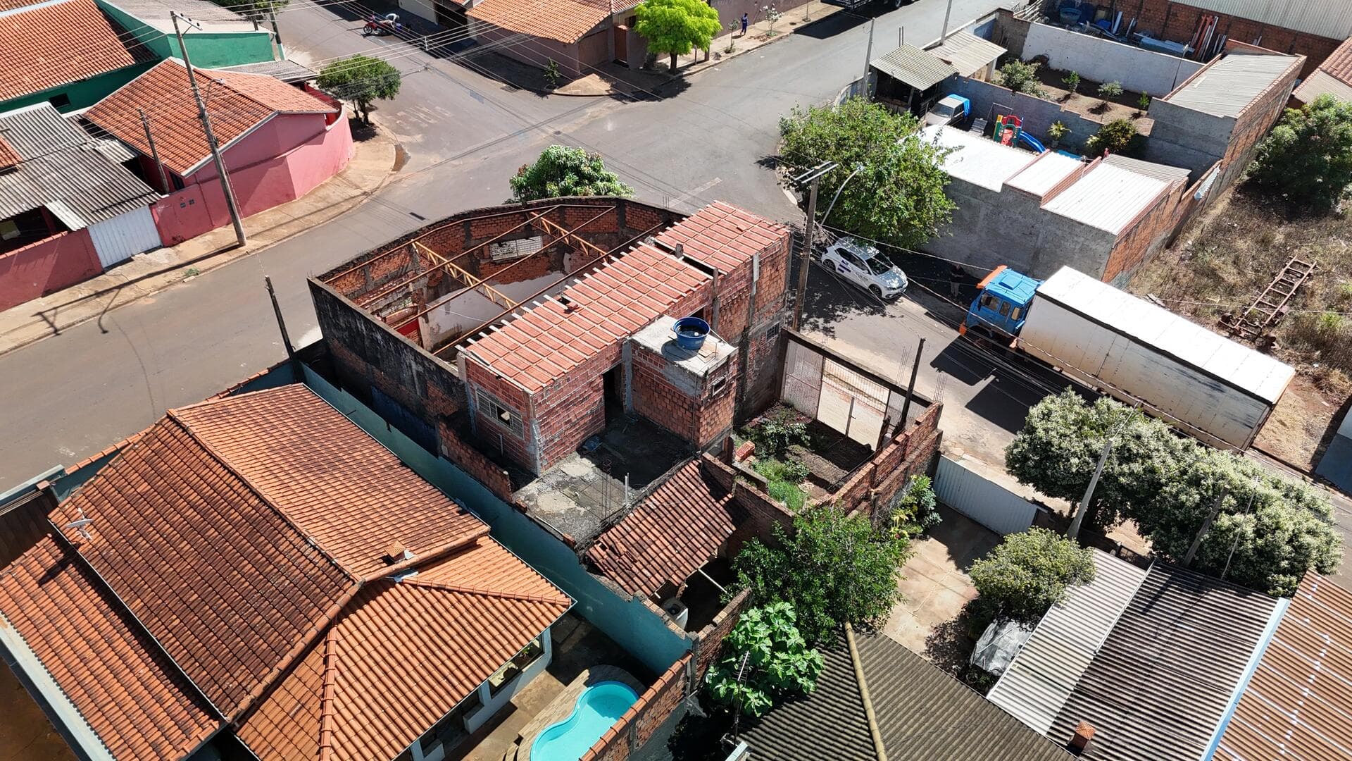 Foto 9 de 20: Comercial em leilão em Nuporanga - SP — Salão Comercial em ruínas, área 222,59m² - Nuporanga/SP