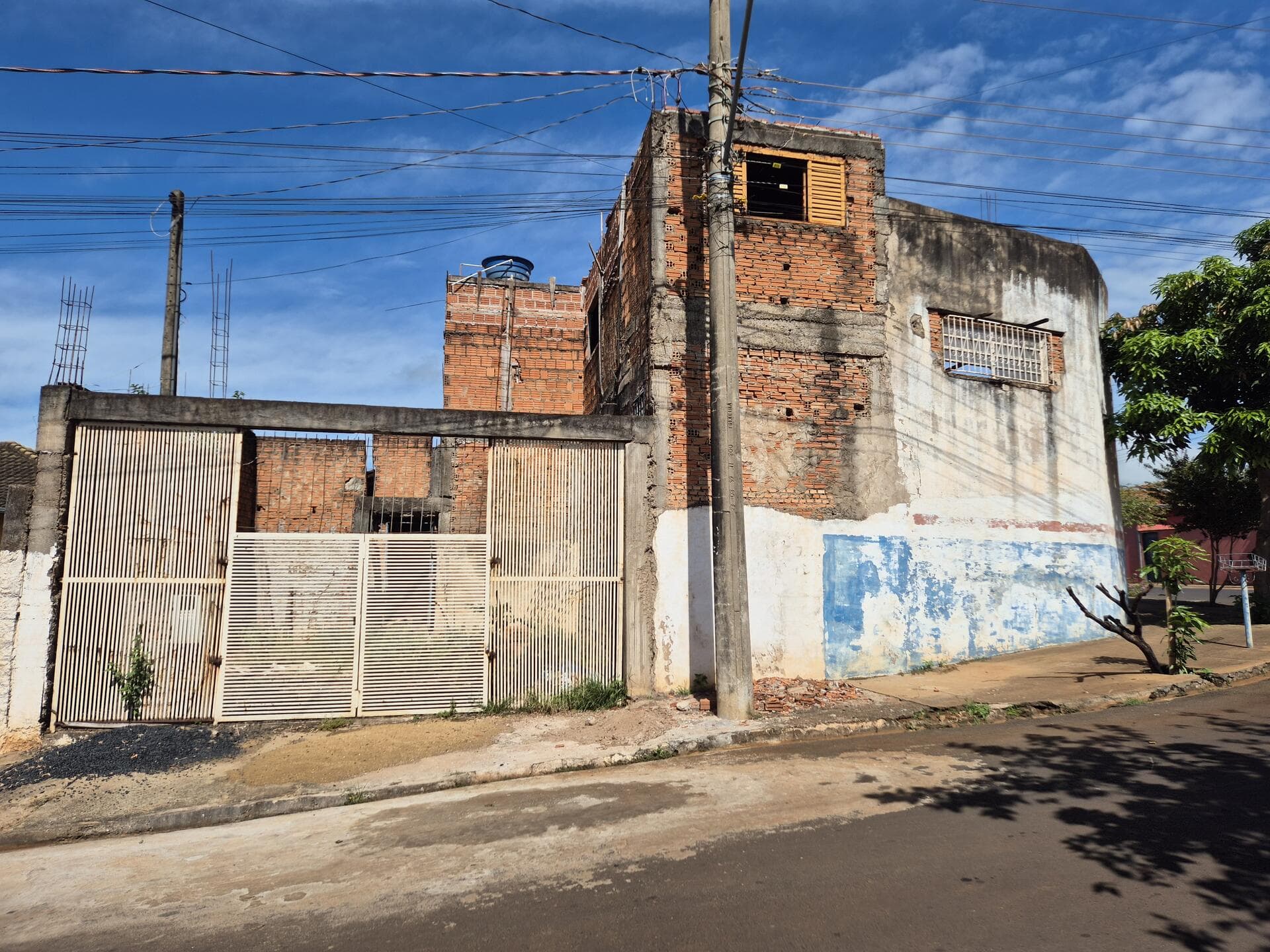 Foto 12 de 20: Comercial em leilão em Nuporanga - SP — Salão Comercial em ruínas, área 222,59m² - Nuporanga/SP