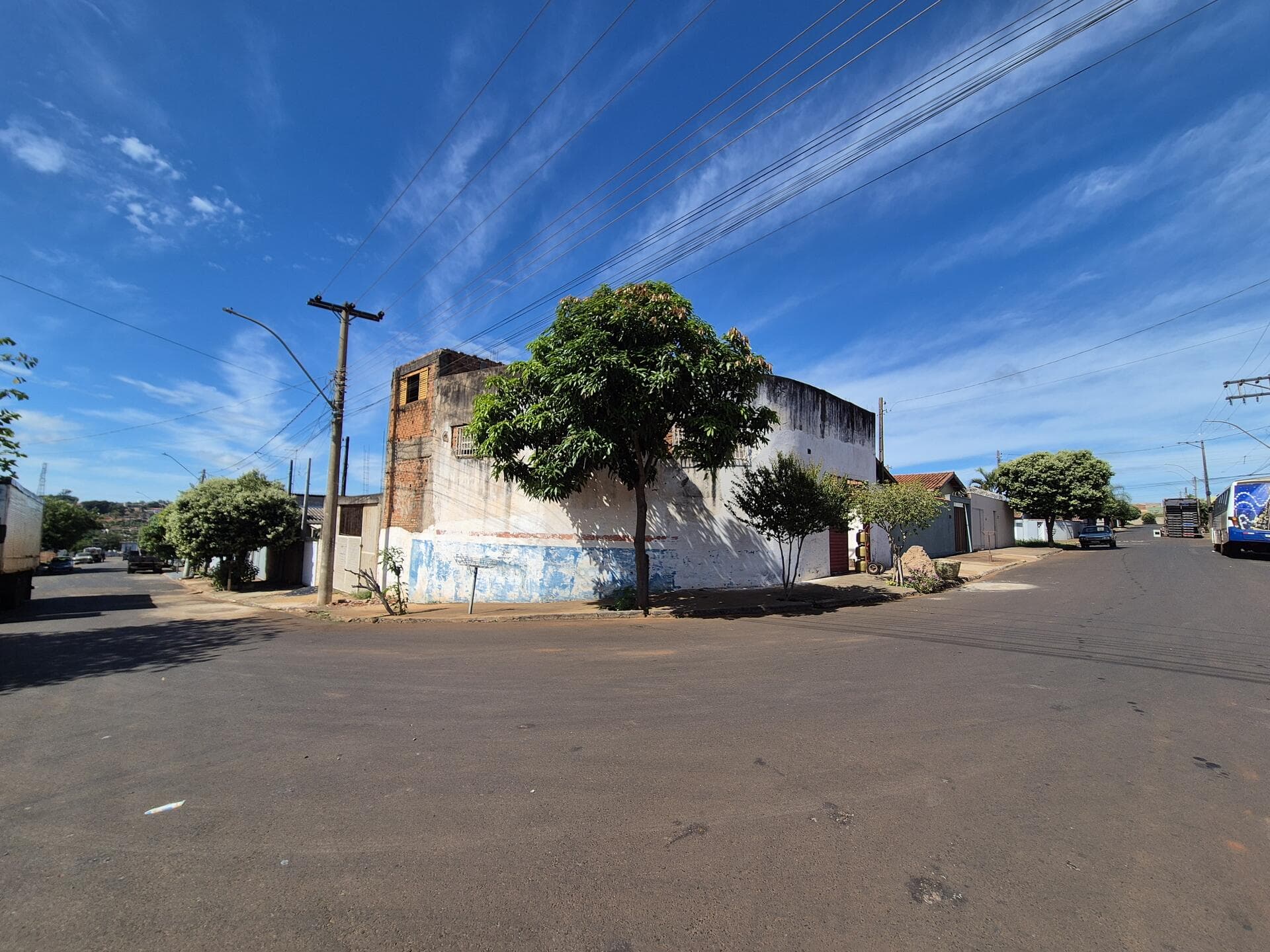 Foto 16 de 20: Comercial em leilão em Nuporanga - SP — Salão Comercial em ruínas, área 222,59m² - Nuporanga/SP