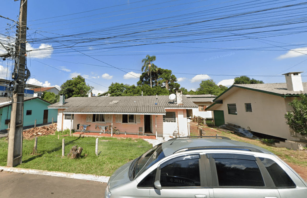 Terreno em leilão em Gramado - RS — TERRENO DE 300m²  COM CASA EM GRAMADO/RS