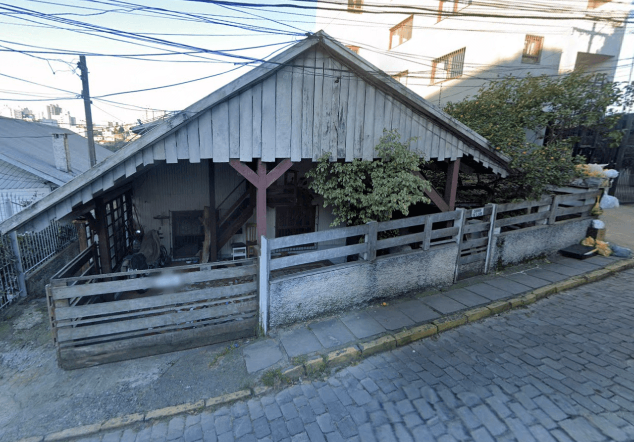 Foto 1 de 4: Casa em leilão em Caxias Do Sul - RS — CASA SOBRE TERRENO COM ÁREA DE 143,85m² EM CAXIAS DO SUL