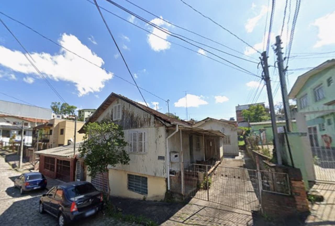 Foto 1 de 3: Terreno em leilão em Caxias Do Sul - RS, bairro Salgado Filho — TERRENO COM ÁREA DE 349,70m2 COM DUAS CASAS DE MADEIRA NO BAIRRO SALGADO FILHO EM CAXIAS DO SUL