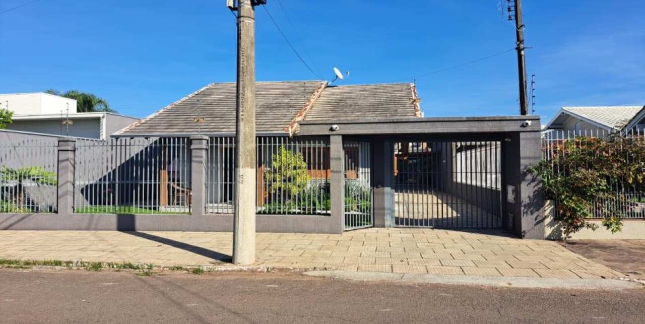 Foto 1 de 13: Casa em leilão em Campo Bom - RS — CASA COM ÁREA DE 77.52m² E TELHEIRO DE 15.75m² SOBRE TERRENO DE 427.27m² NA CIDADE DE CAMPO BOM