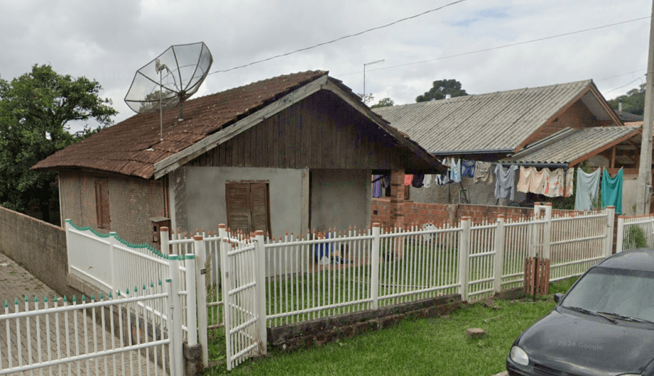 Foto 3 de 5: Casa em leilão em Gramado - RS, bairro Vila Moura — TERRENO COM UMA CASA COM ÁREA SUPERFICIAL DE 200m² EM GRAMADO/RS