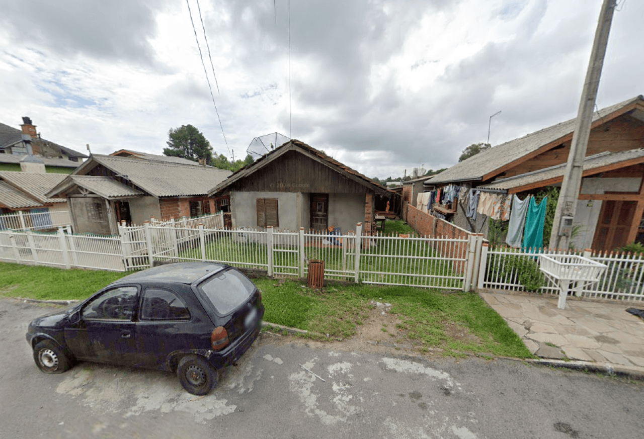 Foto 2 de 5: Casa em leilão em Gramado - RS, bairro Vila Moura — TERRENO COM UMA CASA COM ÁREA SUPERFICIAL DE 200m² EM GRAMADO/RS