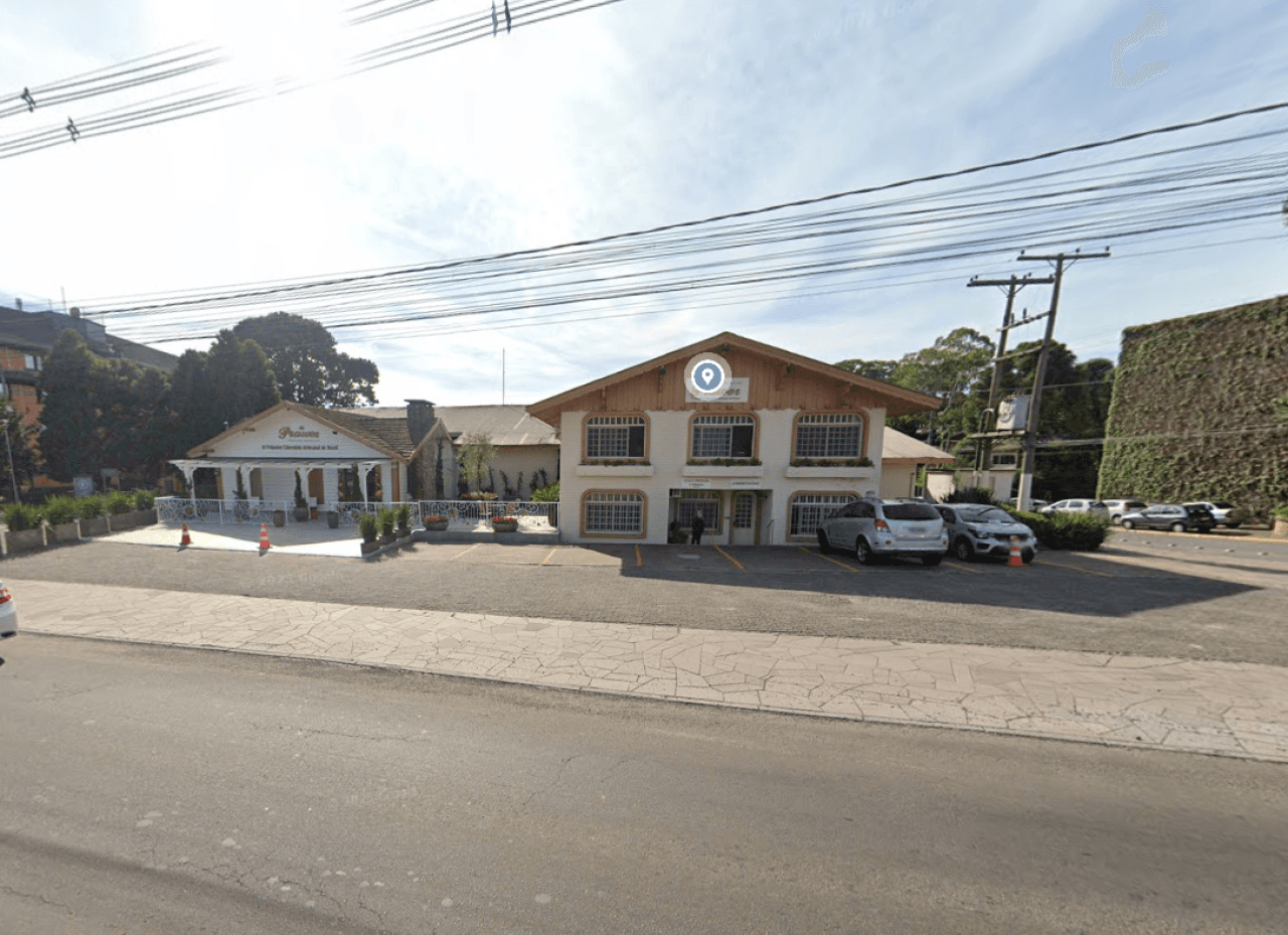 Foto 1 de 6: Comercial em leilão em Gramado - RS, bairro Dutra — TERRENO DE 3.030m² COM UMA CONSTRUÇÃO DE 2.534m² EM GRAMADO/RS
