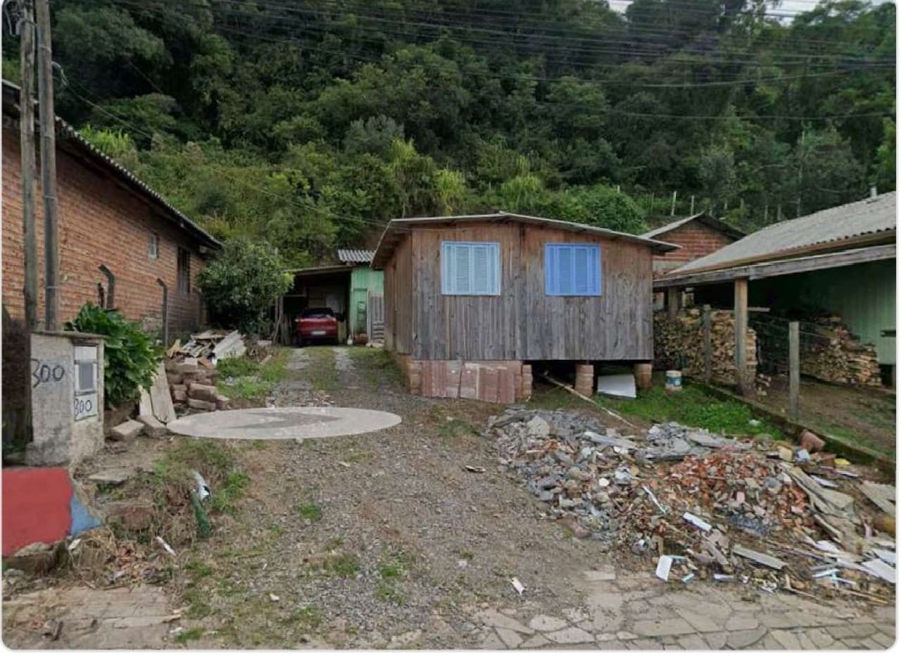 Terreno em leilão em Gramado - RS, bairro Várzea Grande — TERRENO DE 281,30M² COM DUAS CASAS DE MADEIRA NO LOTEAMENTO ALTOS DA VIAÇÃO FÉRREA EM GRAMADO/RS