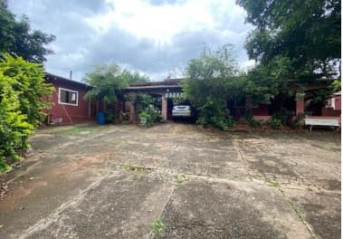 Foto 1 de 7: Casa em leilão em Piracicaba - SP, bairro Guamium — Duas casas residenciais, 1.523m², Vila Rezende, Piracicaba/SP