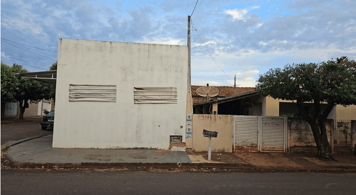 Foto 1 de 3: Terreno em leilão em Macaubal - SP, bairro Santos Reis — Terreno c/ duas construções e 220 m², Macaubal/SP
