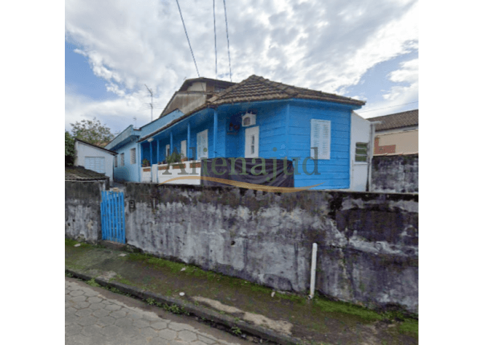 Terreno em leilão em São Vicente - SP — Chalé situado na Rua São Jorge e seu respectivo terreno c/ área de 312,02m² Chalé situado na Rua São Jorge e Motocicleta Yamaha