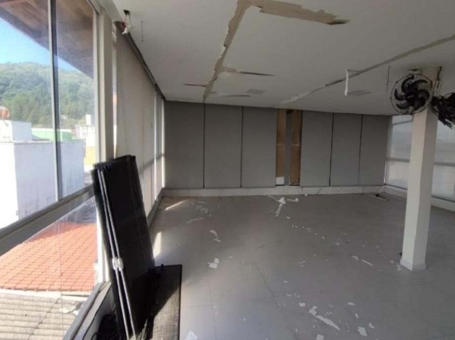 Foto 6 de 41: Casa em leilão em Itajaí - SC, bairro Santa Regina — Itajaí/SC – Espinheiros – Casa com 382m² Leilão Banco Inter