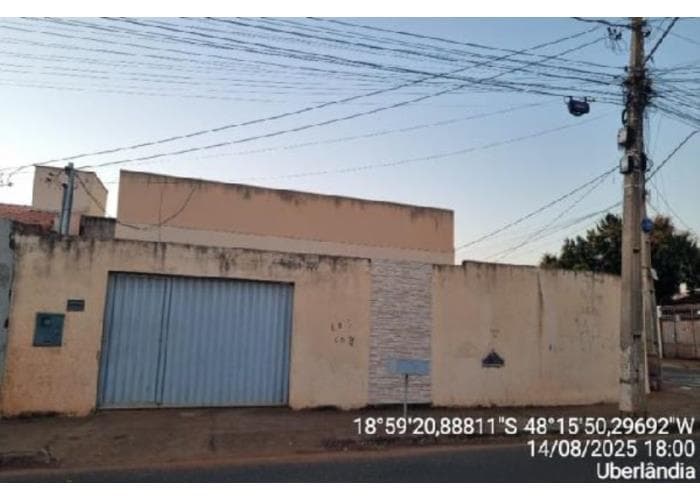 Casa em leilão em Uberlândia - MG — Uberlândia/MG – SHOPPING PARK – Casa com 40m² Leilão Caixa Econômica
