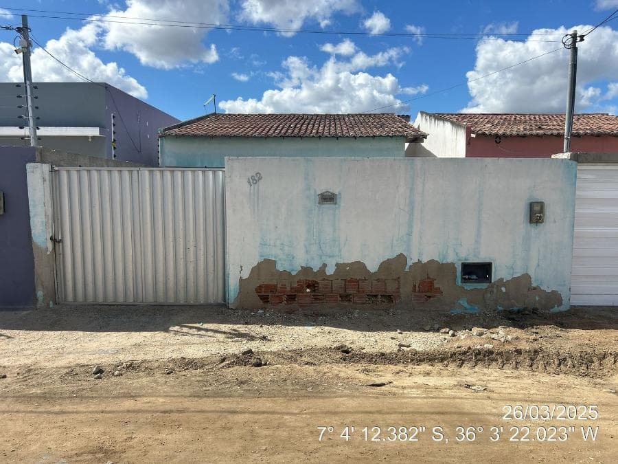 Foto 1 de 3: Casa em leilão em Pocinhos - PB, bairro Jardim Etelvina — ID95118 POCINHOS (PB) Descrição legal: Imóvel Urbano, Casa residencial nº 182, situada na Rua Projetada 145, Jardim Etelvina, município de Pocinhos - PB. Melhor descrito na matrícula nº 6470 do Cartór