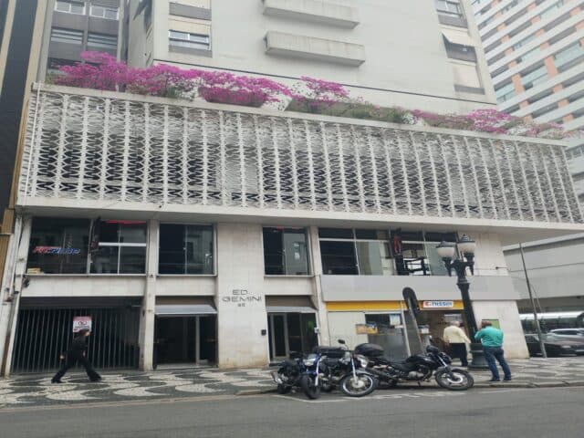 Foto 2 de 6: Apartamento em leilão em Curitiba - PR, bairro Centro — AUTOS: 0001148-26.2020.5.09.0016 Apartamento nº 121, do 12º andar, Bloco Comendador Araújo, do Edifício Gemini, com área privativa de 158,62m2, área comum de 26,18m², conforme matrícula 7.864 do 6º CR