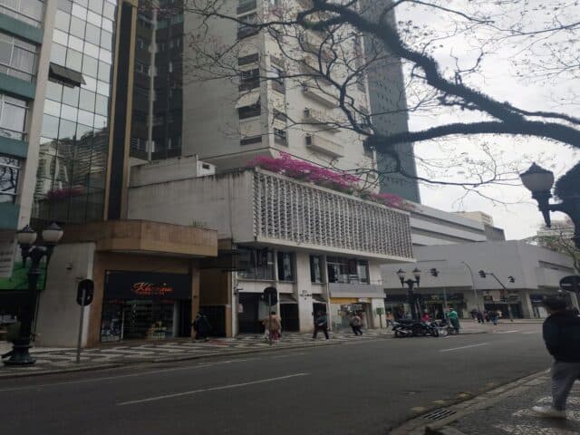 Foto 4 de 6: Apartamento em leilão em Curitiba - PR, bairro Centro — AUTOS: 0001148-26.2020.5.09.0016 Apartamento nº 121, do 12º andar, Bloco Comendador Araújo, do Edifício Gemini, com área privativa de 158,62m2, área comum de 26,18m², conforme matrícula 7.864 do 6º CR
