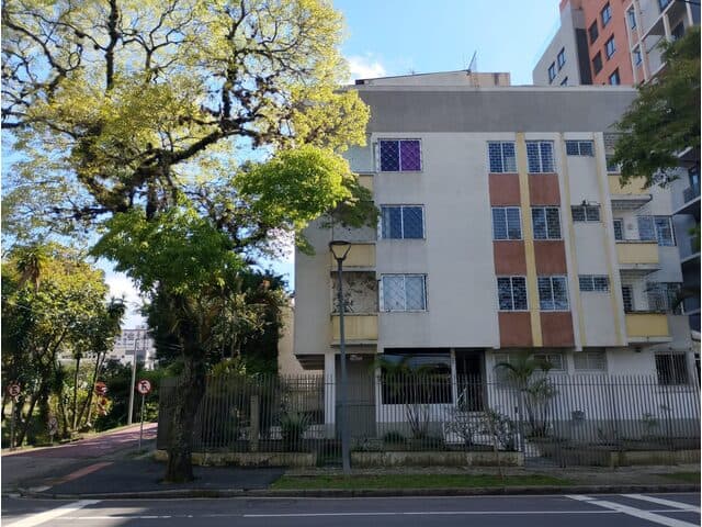 Foto 7 de 8: Apartamento em leilão em Curitiba - PR — AUTOS: 0000762-52.2025.5.09.0652 Apartamento nº 11, localizado no primeiro andar ou segundo pavimento do Edifício Sabrina, situado à Rua Lysimaco Ferreira da Costa, 488, nesta cidade, com área total d