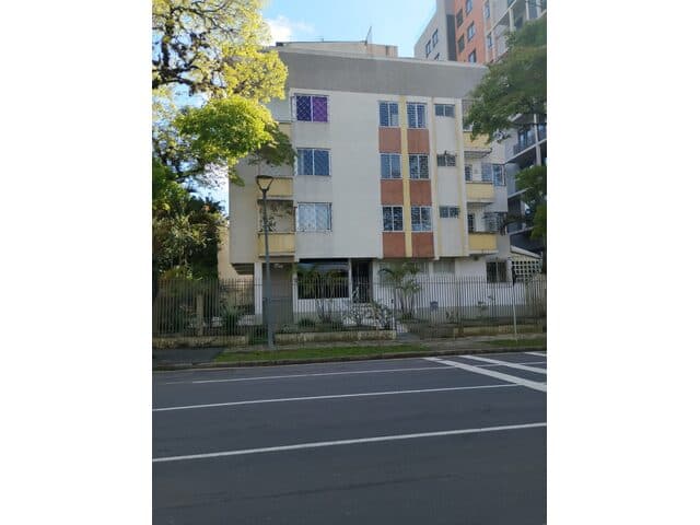 Foto 1 de 8: Apartamento em leilão em Curitiba - PR — AUTOS: 0000762-52.2025.5.09.0652 Apartamento nº 11, localizado no primeiro andar ou segundo pavimento do Edifício Sabrina, situado à Rua Lysimaco Ferreira da Costa, 488, nesta cidade, com área total d