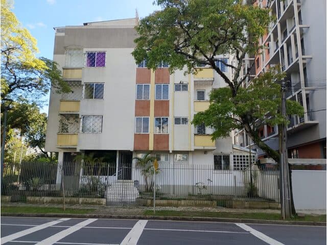Foto 5 de 8: Apartamento em leilão em Curitiba - PR — AUTOS: 0000762-52.2025.5.09.0652 Apartamento nº 11, localizado no primeiro andar ou segundo pavimento do Edifício Sabrina, situado à Rua Lysimaco Ferreira da Costa, 488, nesta cidade, com área total d