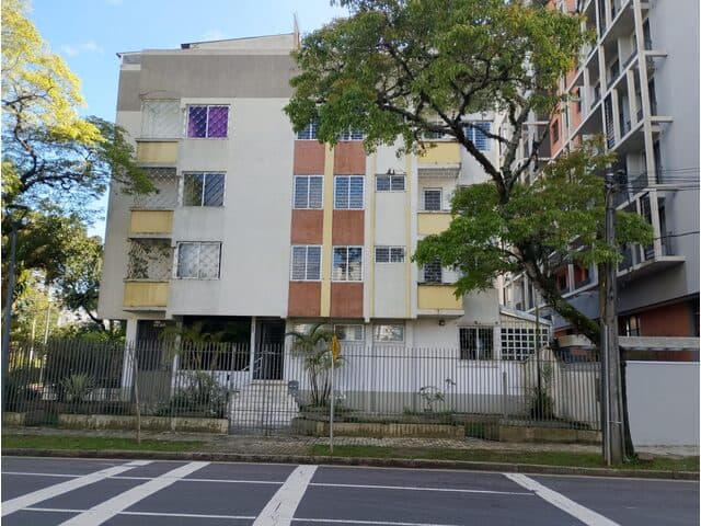 Foto 3 de 8: Apartamento em leilão em Curitiba - PR — AUTOS: 0000762-52.2025.5.09.0652 Apartamento nº 11, localizado no primeiro andar ou segundo pavimento do Edifício Sabrina, situado à Rua Lysimaco Ferreira da Costa, 488, nesta cidade, com área total d
