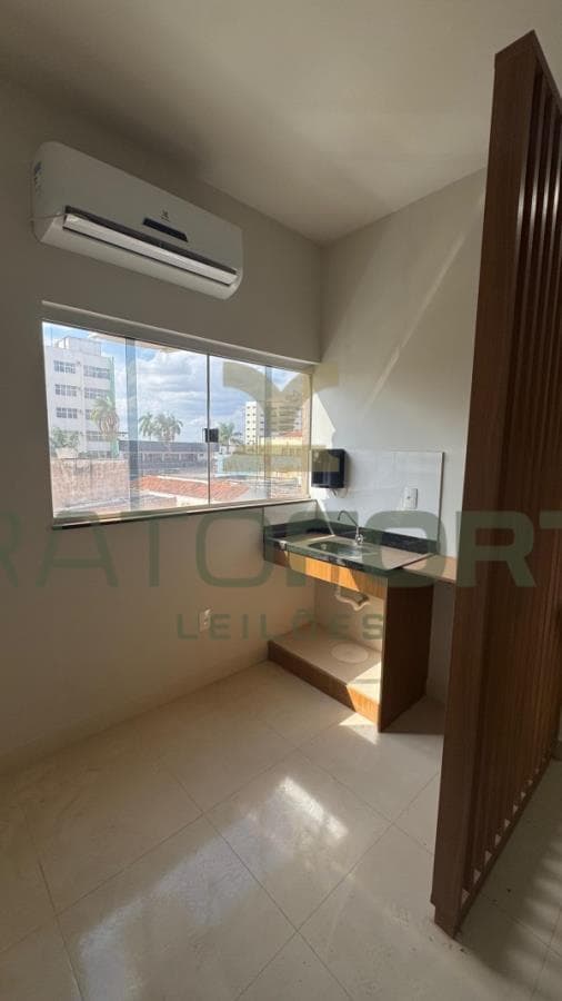 Foto 1 de 6: Comercial em leilão em Unaí - MG, bairro Centro — 01 SALA COMERCIAL COM GARAGEM